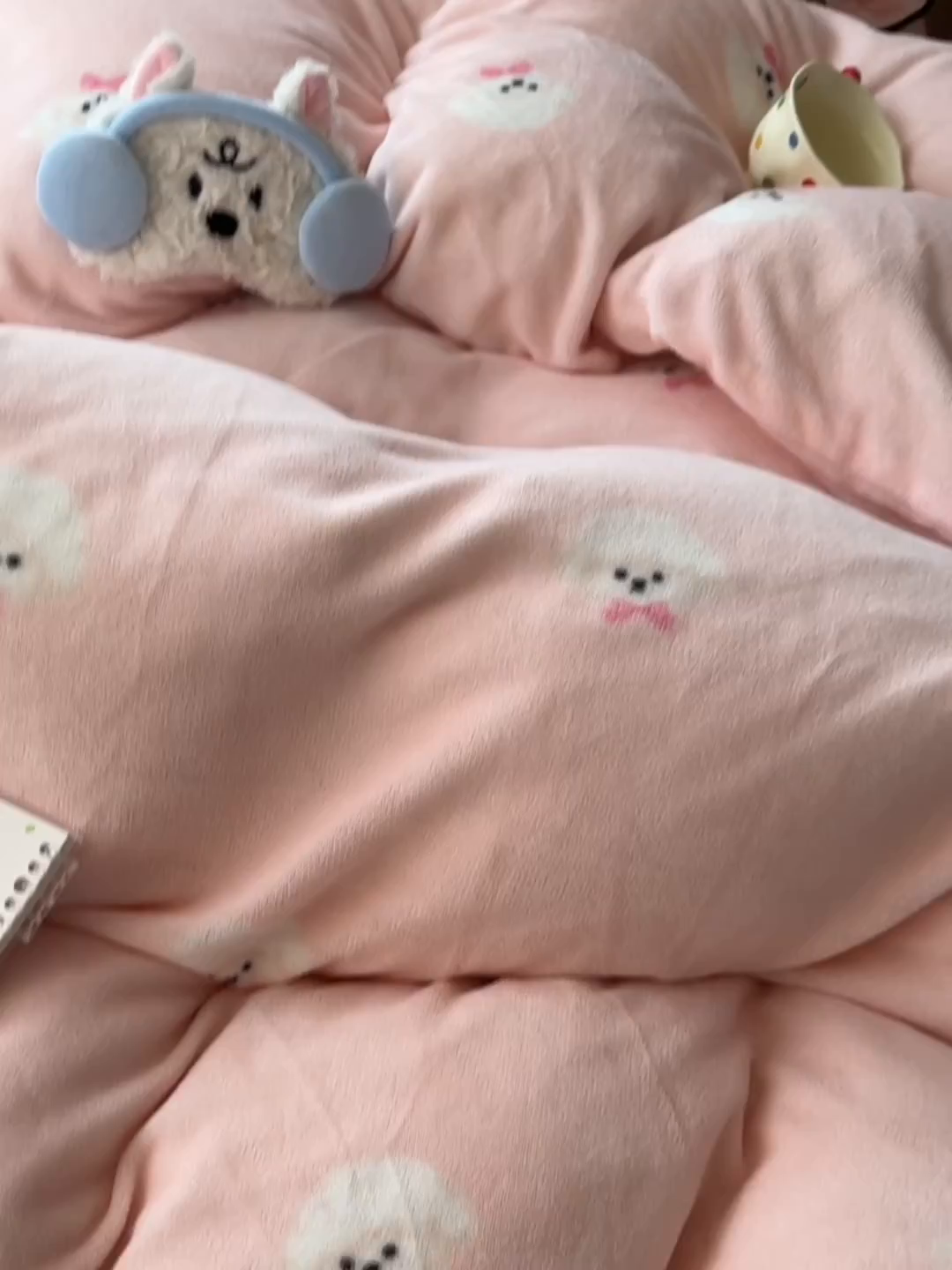 91家纺网 家纺一手货源 找家纺 韩都家居 2025新款亲肤舒适韩版温暖牛奶绒四件套-花边款 蝴蝶结小狗-玉