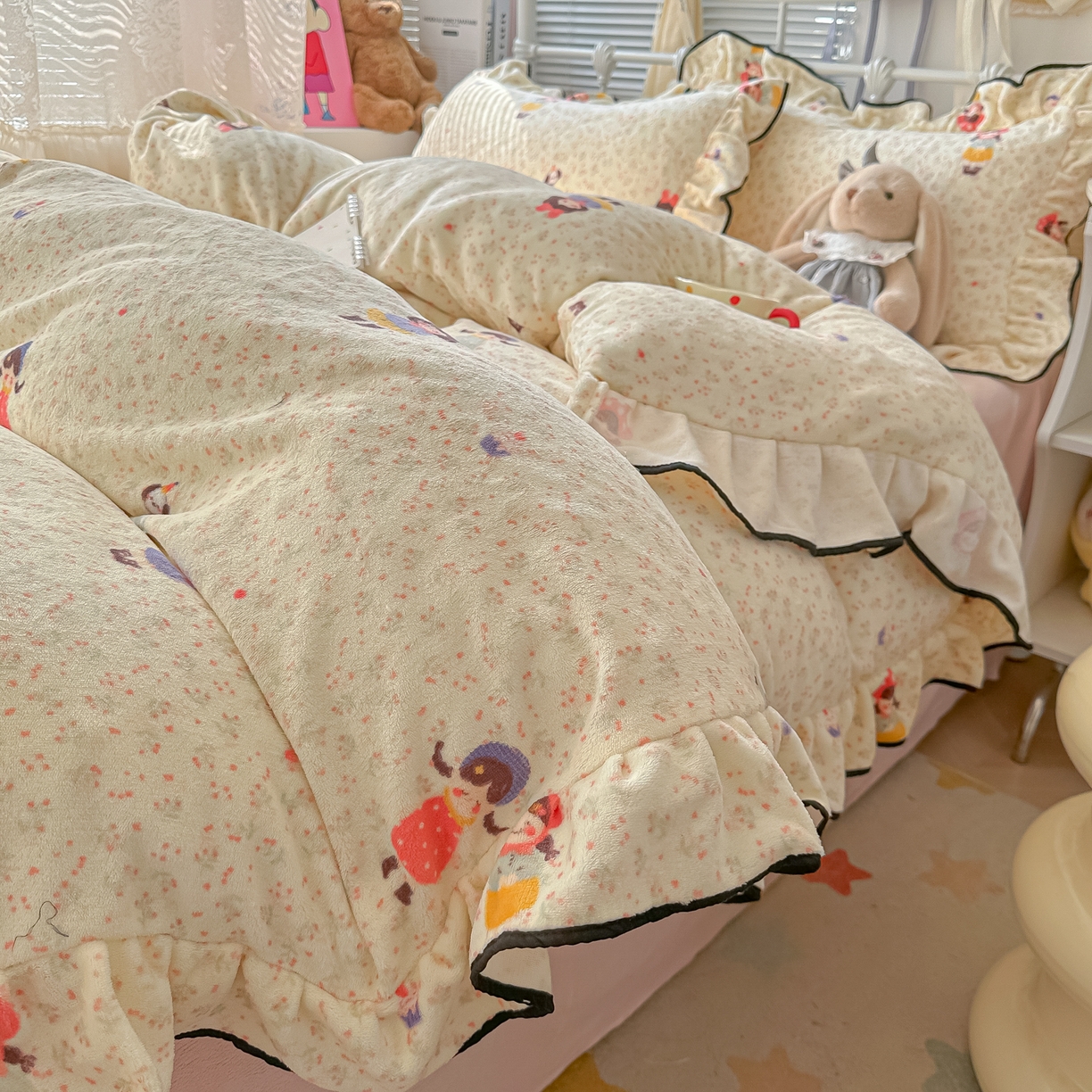 91家纺网 家纺一手货源 找家纺 韩都家居 2025新款亲肤舒适韩版温暖牛奶绒四件套-花边款 治愈女孩