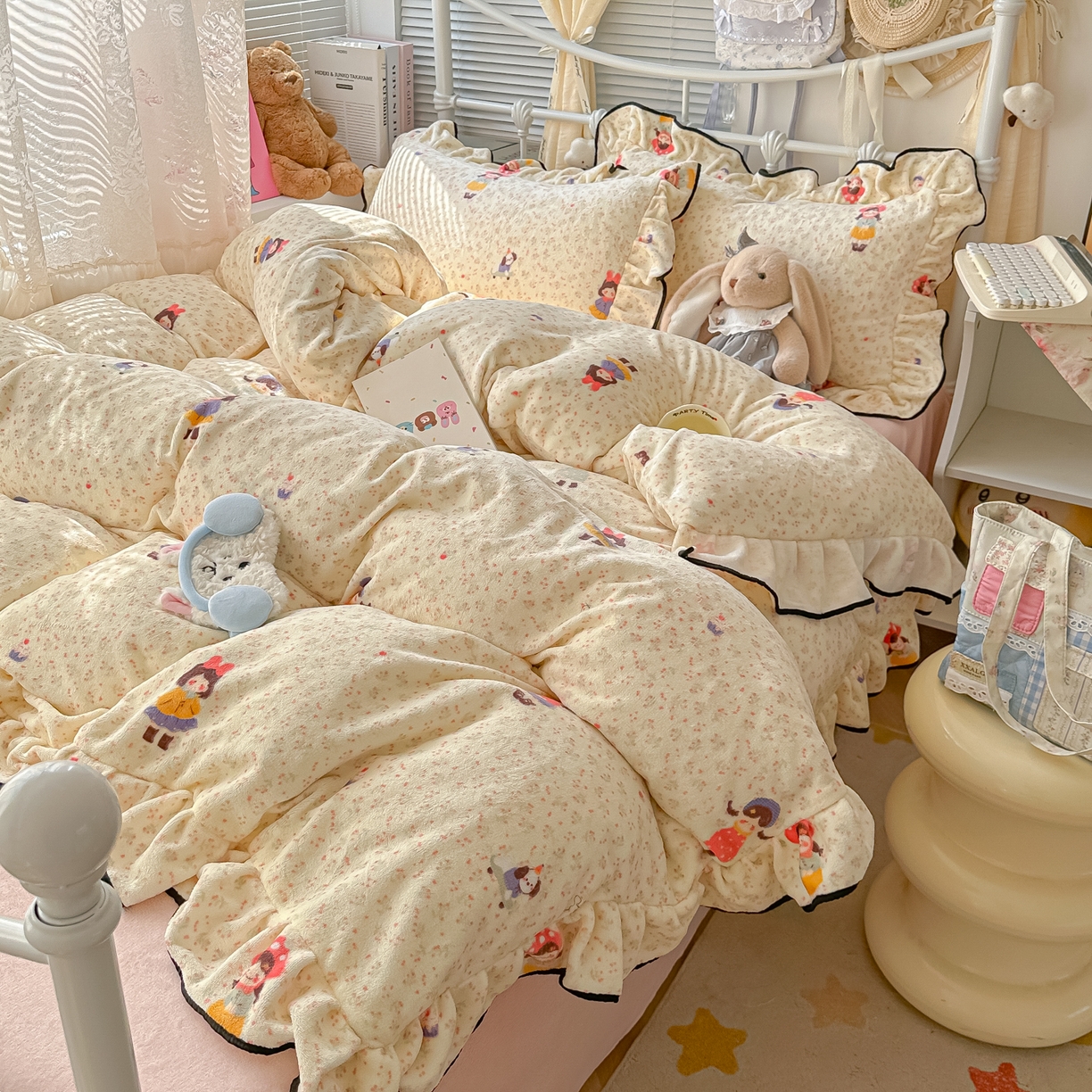 91家纺网 家纺一手货源 找家纺 韩都家居 2025新款亲肤舒适韩版温暖牛奶绒四件套-花边款 治愈女孩