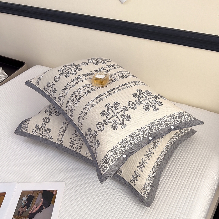 91家纺网 家纺一手货源 找家纺 悦然毛巾被 2025新款四层纱全棉纱布枕套 丝路花语-灰