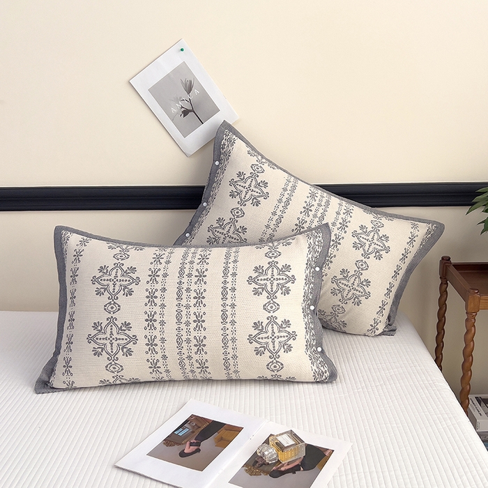 91家纺网 家纺一手货源 找家纺 悦然毛巾被 2025新款四层纱全棉纱布枕套 丝路花语-灰