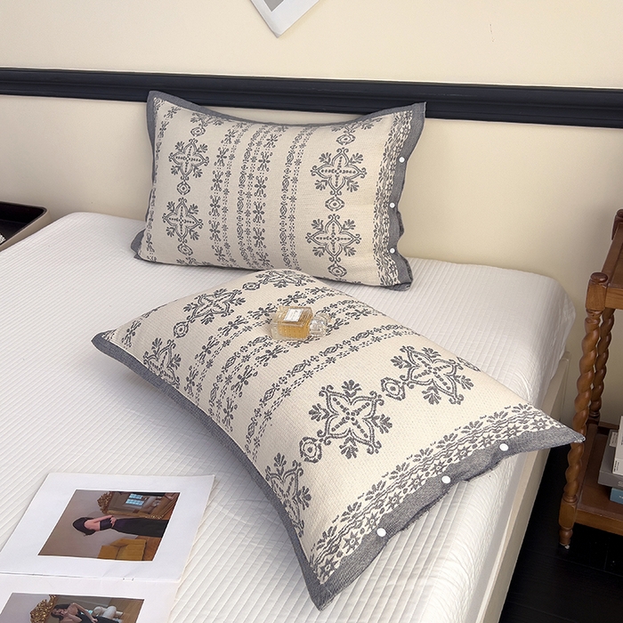 91家纺网 家纺一手货源 找家纺 悦然毛巾被 2025新款四层纱全棉纱布枕套 丝路花语-灰