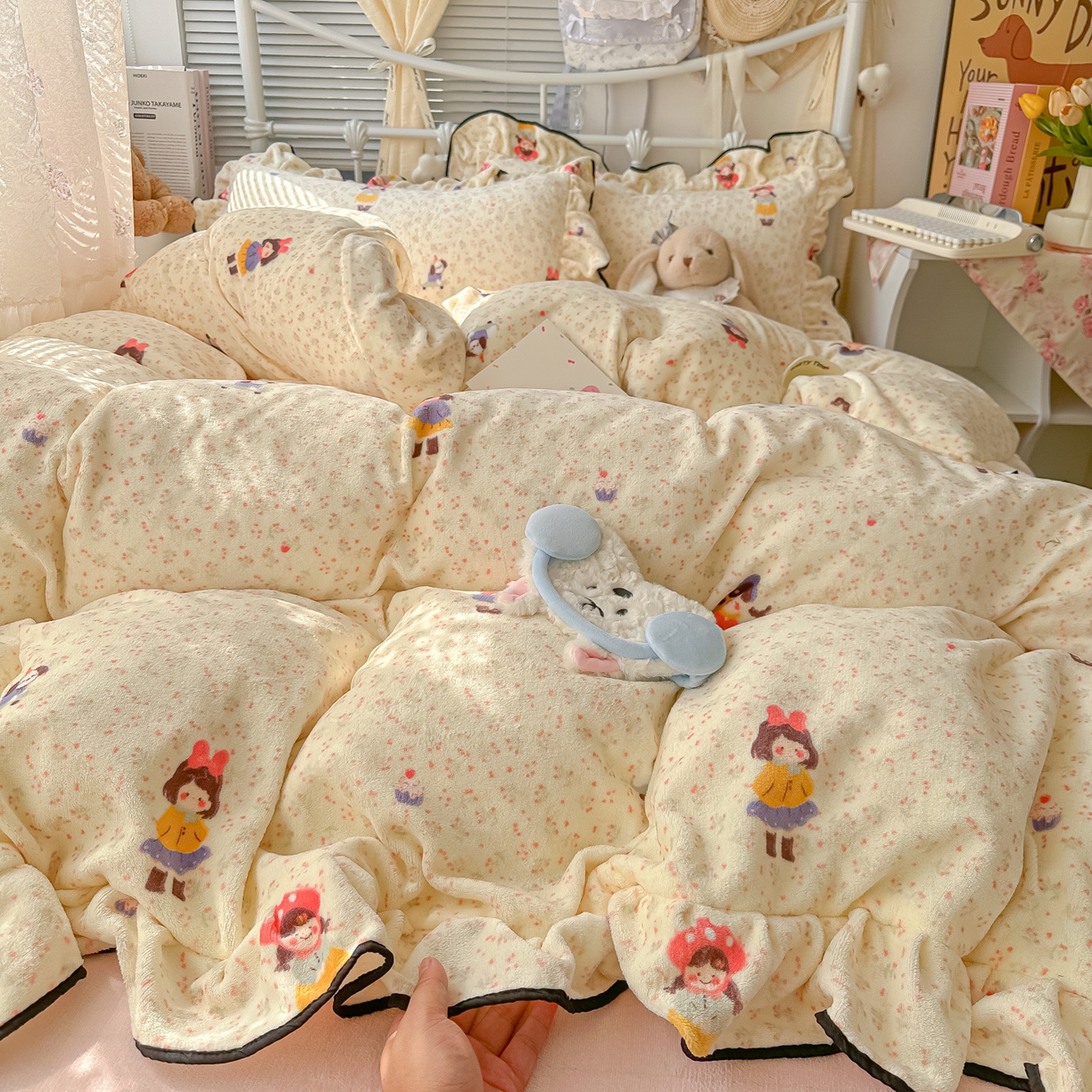 91家纺网 家纺一手货源 找家纺 韩都家居 2025新款亲肤舒适韩版温暖牛奶绒四件套-花边款 治愈女孩