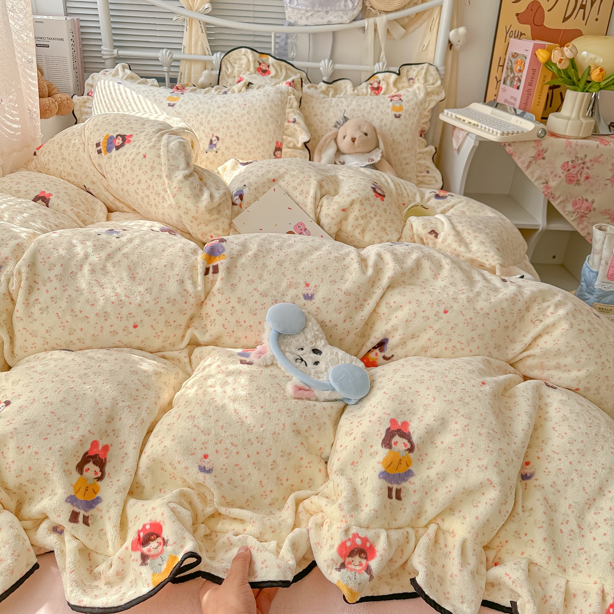 91家纺网 家纺一手货源 找家纺 韩都家居 2025新款亲肤舒适韩版温暖牛奶绒四件套-花边款 治愈女孩