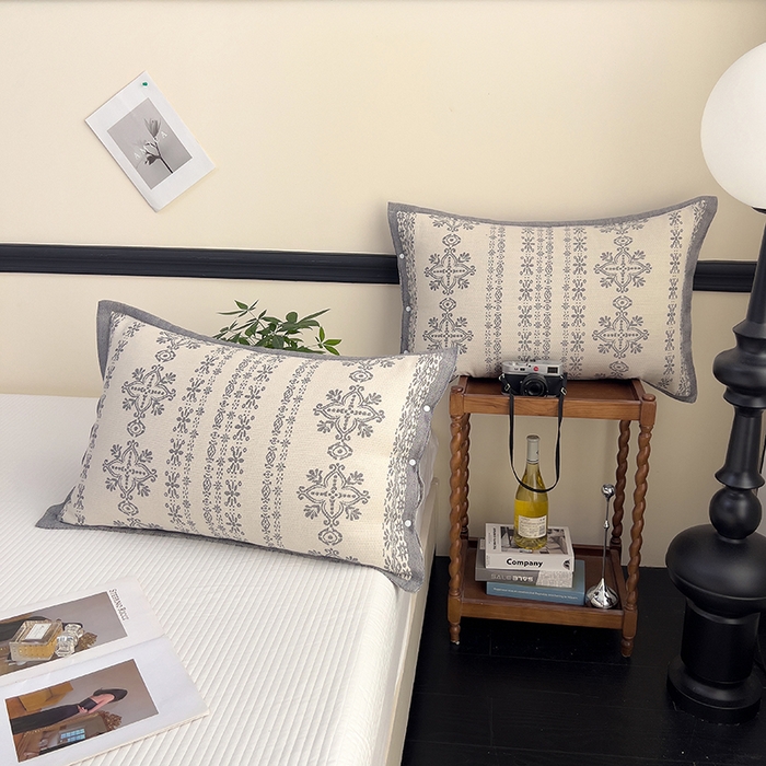 91家纺网 家纺一手货源 找家纺 悦然毛巾被 2025新款四层纱全棉纱布枕套 丝路花语-灰