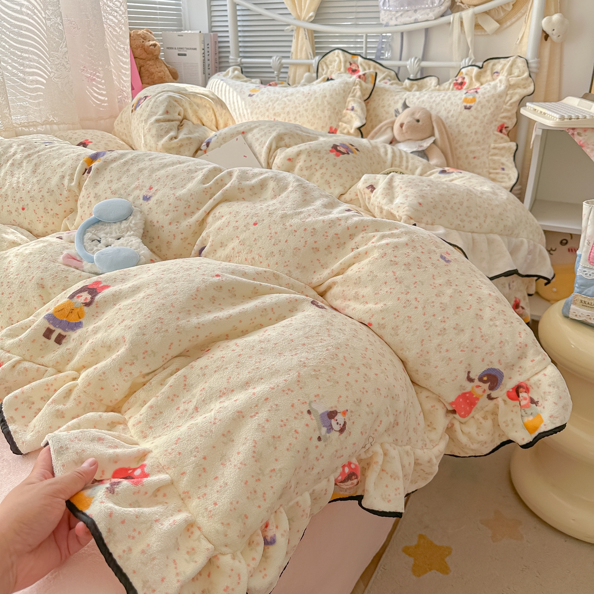 91家纺网 家纺一手货源 找家纺 韩都家居 2025新款亲肤舒适韩版温暖牛奶绒四件套-花边款 治愈女孩