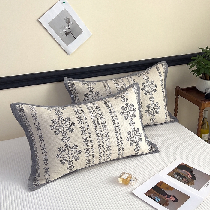 91家纺网 家纺一手货源 找家纺 悦然毛巾被 2025新款四层纱全棉纱布枕套 丝路花语-灰