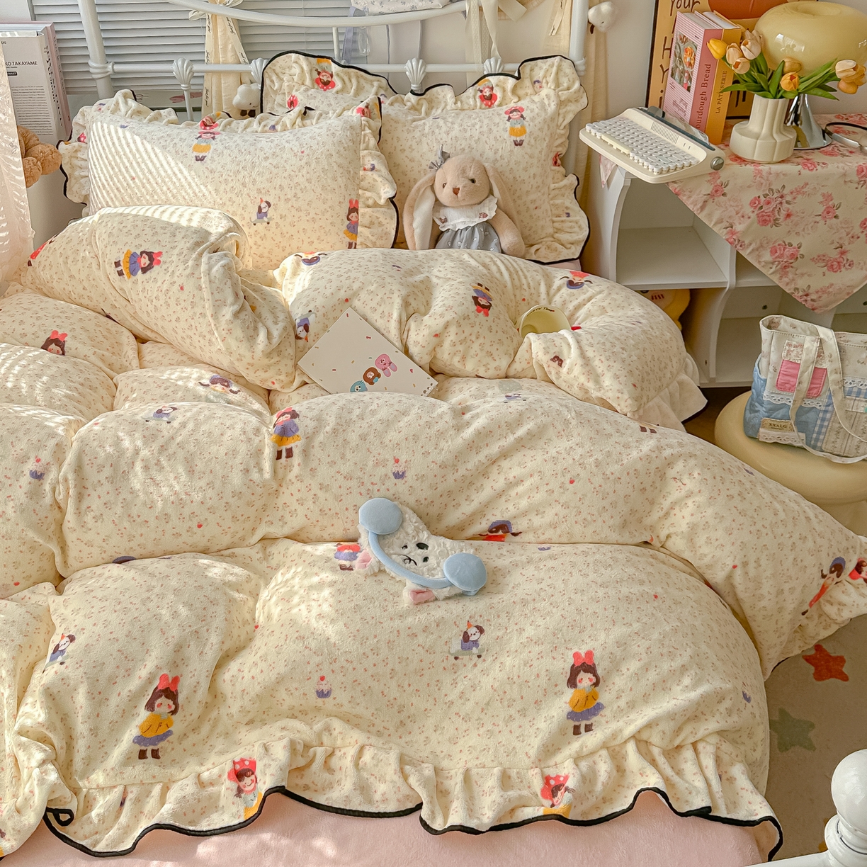 91家纺网 家纺一手货源 找家纺 韩都家居 2025新款亲肤舒适韩版温暖牛奶绒四件套-花边款 治愈女孩