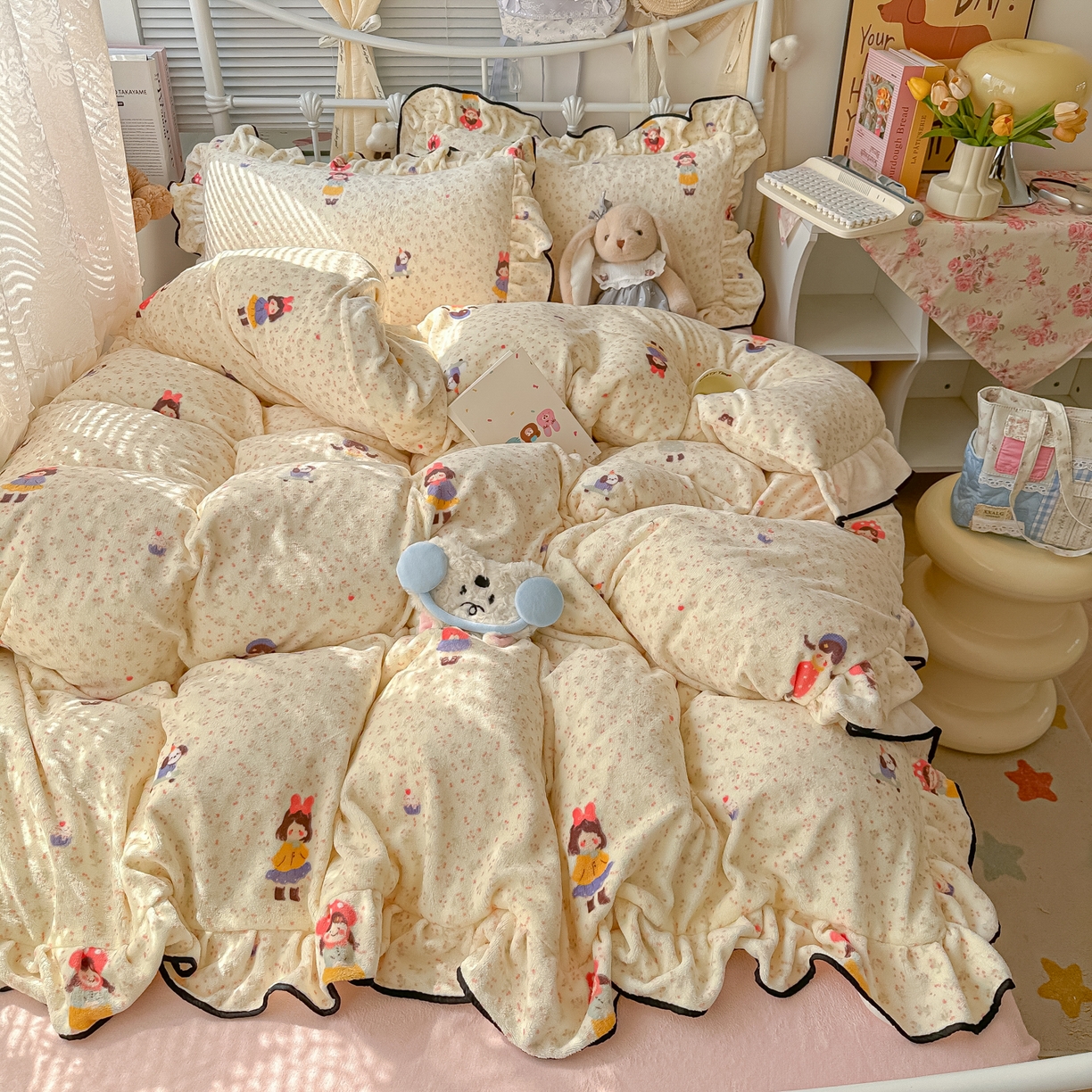 91家纺网 家纺一手货源 找家纺 韩都家居 2025新款亲肤舒适韩版温暖牛奶绒四件套-花边款 治愈女孩