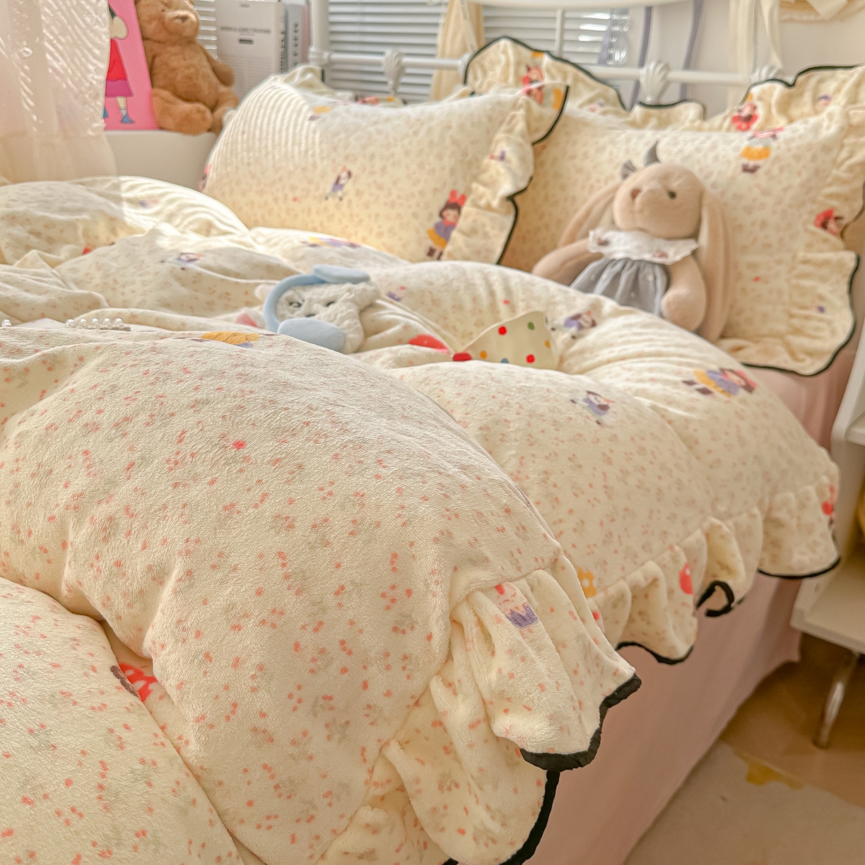 91家纺网 家纺一手货源 找家纺 韩都家居 2025新款亲肤舒适韩版温暖牛奶绒四件套-花边款 治愈女孩