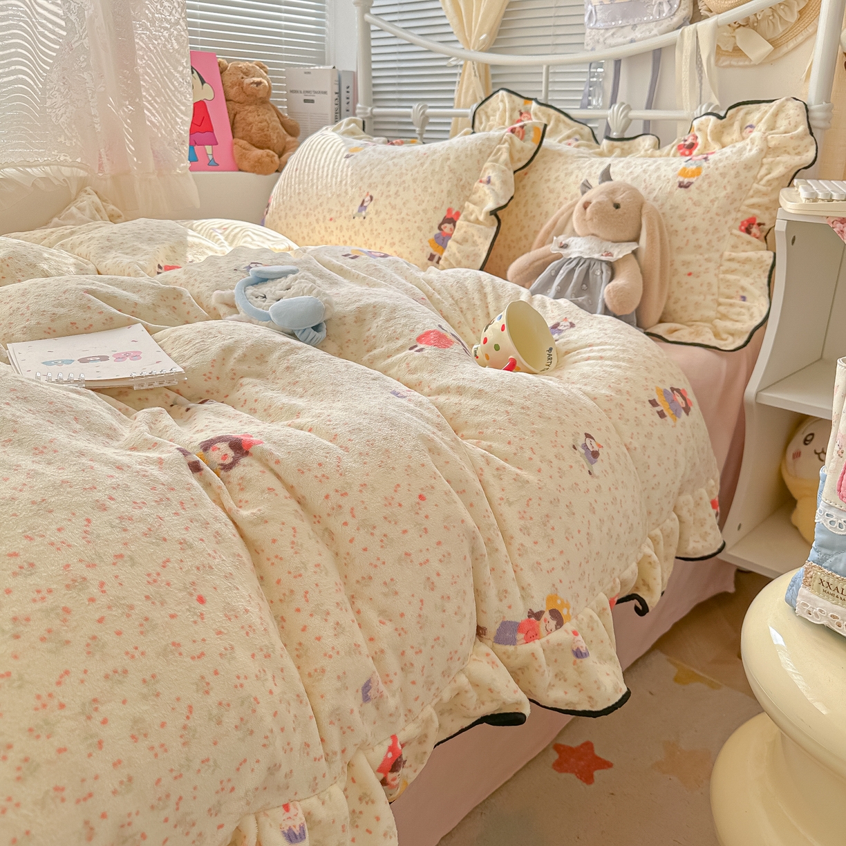 91家纺网 家纺一手货源 找家纺 韩都家居 2025新款亲肤舒适韩版温暖牛奶绒四件套-花边款 治愈女孩