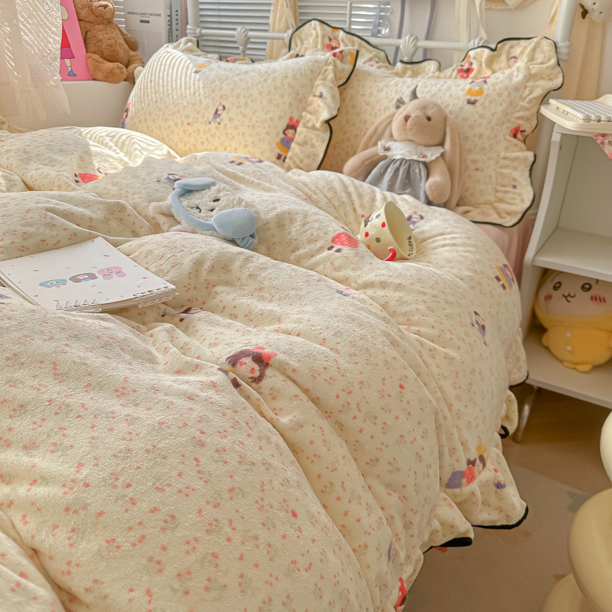 91家纺网 家纺一手货源 找家纺 韩都家居 2025新款亲肤舒适韩版温暖牛奶绒四件套-花边款 治愈女孩