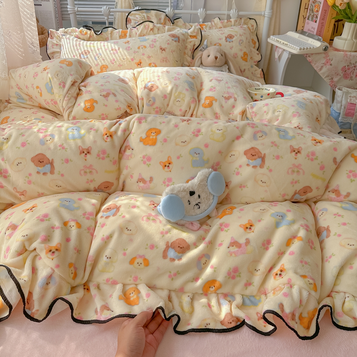 91家纺网 家纺一手货源 找家纺 韩都家居 2025新款亲肤舒适韩版温暖牛奶绒四件套-花边款 奶芙小狗