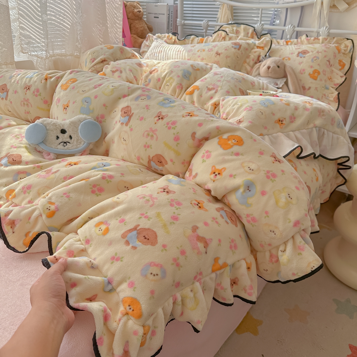 91家纺网 家纺一手货源 找家纺 韩都家居 2025新款亲肤舒适韩版温暖牛奶绒四件套-花边款 奶芙小狗