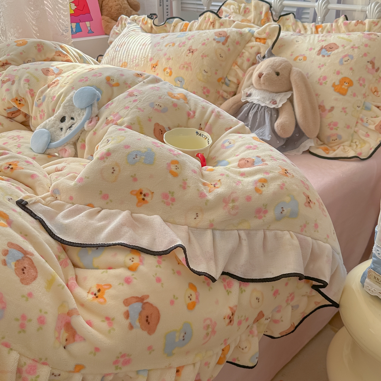 91家纺网 家纺一手货源 找家纺 韩都家居 2025新款亲肤舒适韩版温暖牛奶绒四件套-花边款 奶芙小狗