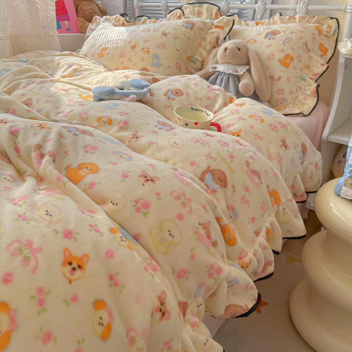 91家纺网 家纺一手货源 找家纺 韩都家居 2025新款亲肤舒适韩版温暖牛奶绒四件套-花边款 奶芙小狗