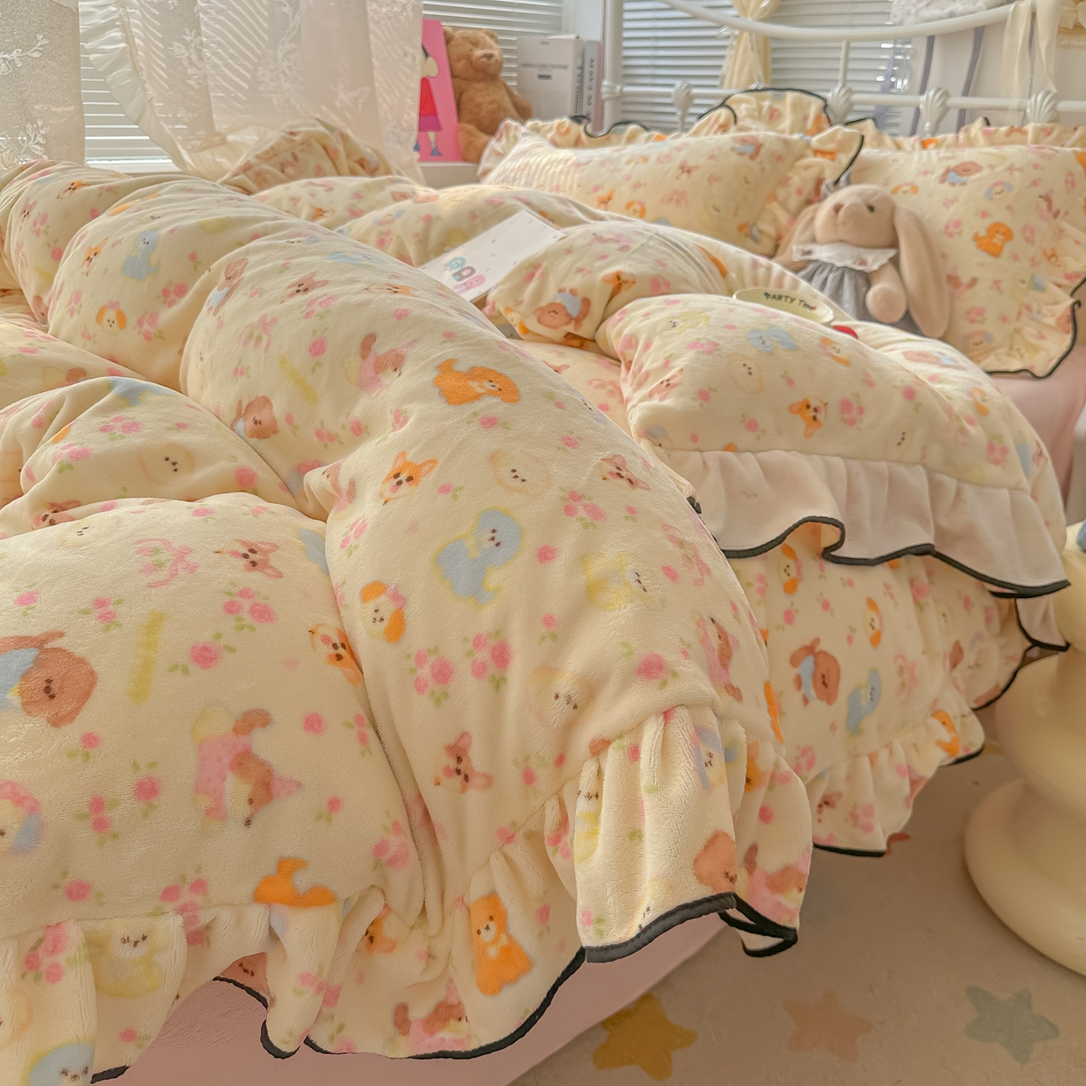 91家纺网 家纺一手货源 找家纺 韩都家居 2025新款亲肤舒适韩版温暖牛奶绒四件套-花边款 奶芙小狗