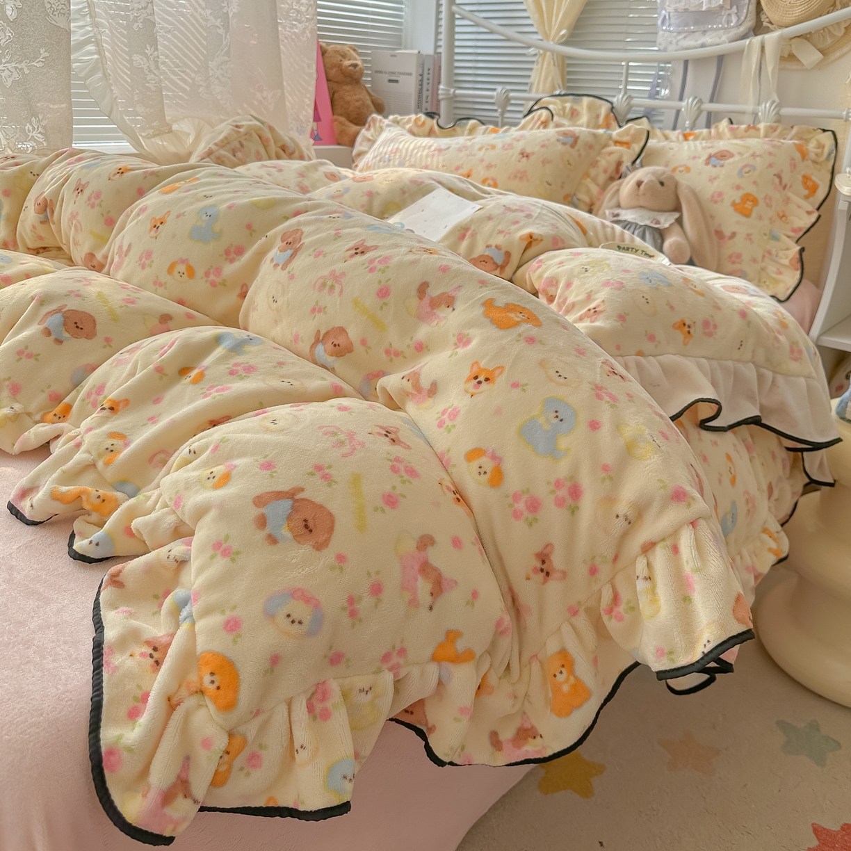 91家纺网 家纺一手货源 找家纺 韩都家居 2025新款亲肤舒适韩版温暖牛奶绒四件套-花边款 奶芙小狗