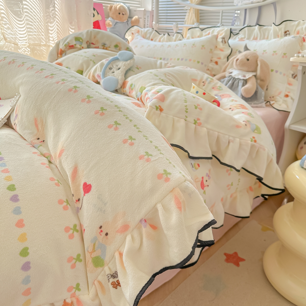 91家纺网 家纺一手货源 找家纺 韩都家居 2025新款亲肤舒适韩版温暖牛奶绒四件套-花边款 游园会