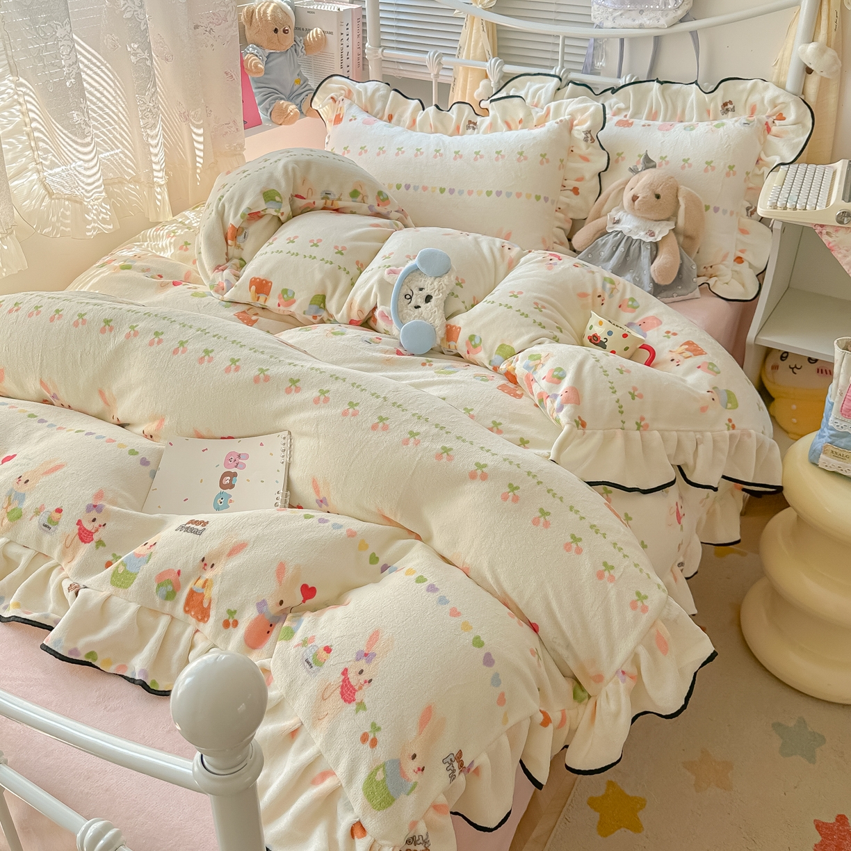 91家纺网 家纺一手货源 找家纺 韩都家居 2025新款亲肤舒适韩版温暖牛奶绒四件套-花边款 游园会