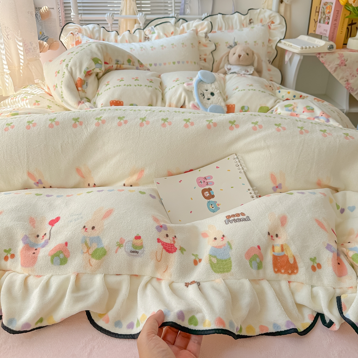 91家纺网 家纺一手货源 找家纺 韩都家居 2025新款亲肤舒适韩版温暖牛奶绒四件套-花边款 游园会