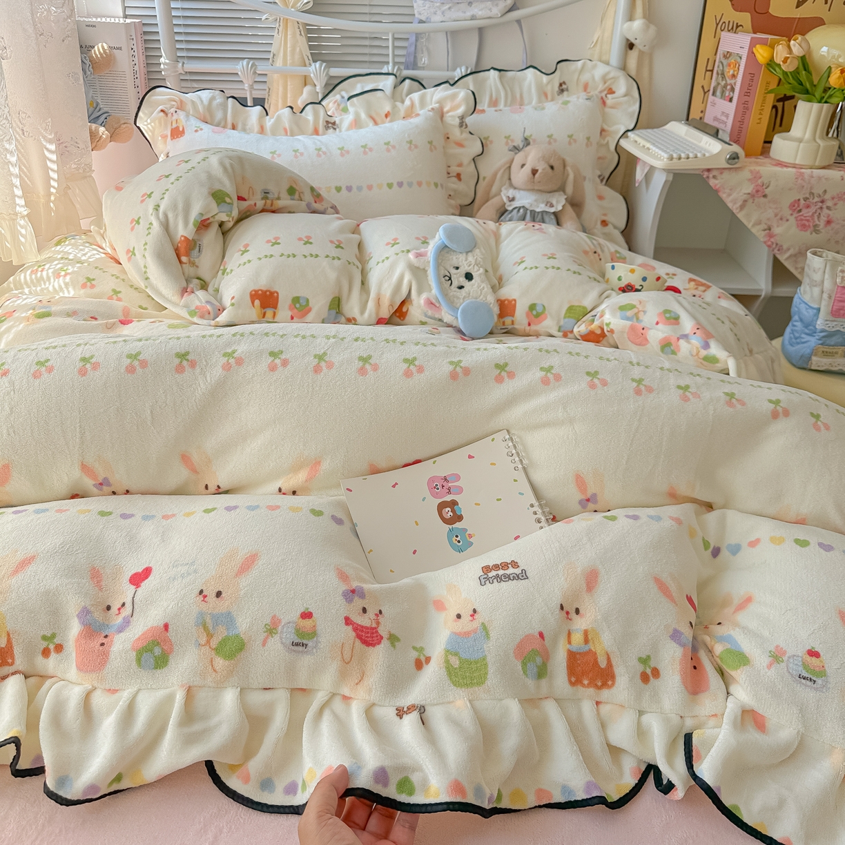 91家纺网 家纺一手货源 找家纺 韩都家居 2025新款亲肤舒适韩版温暖牛奶绒四件套-花边款 游园会