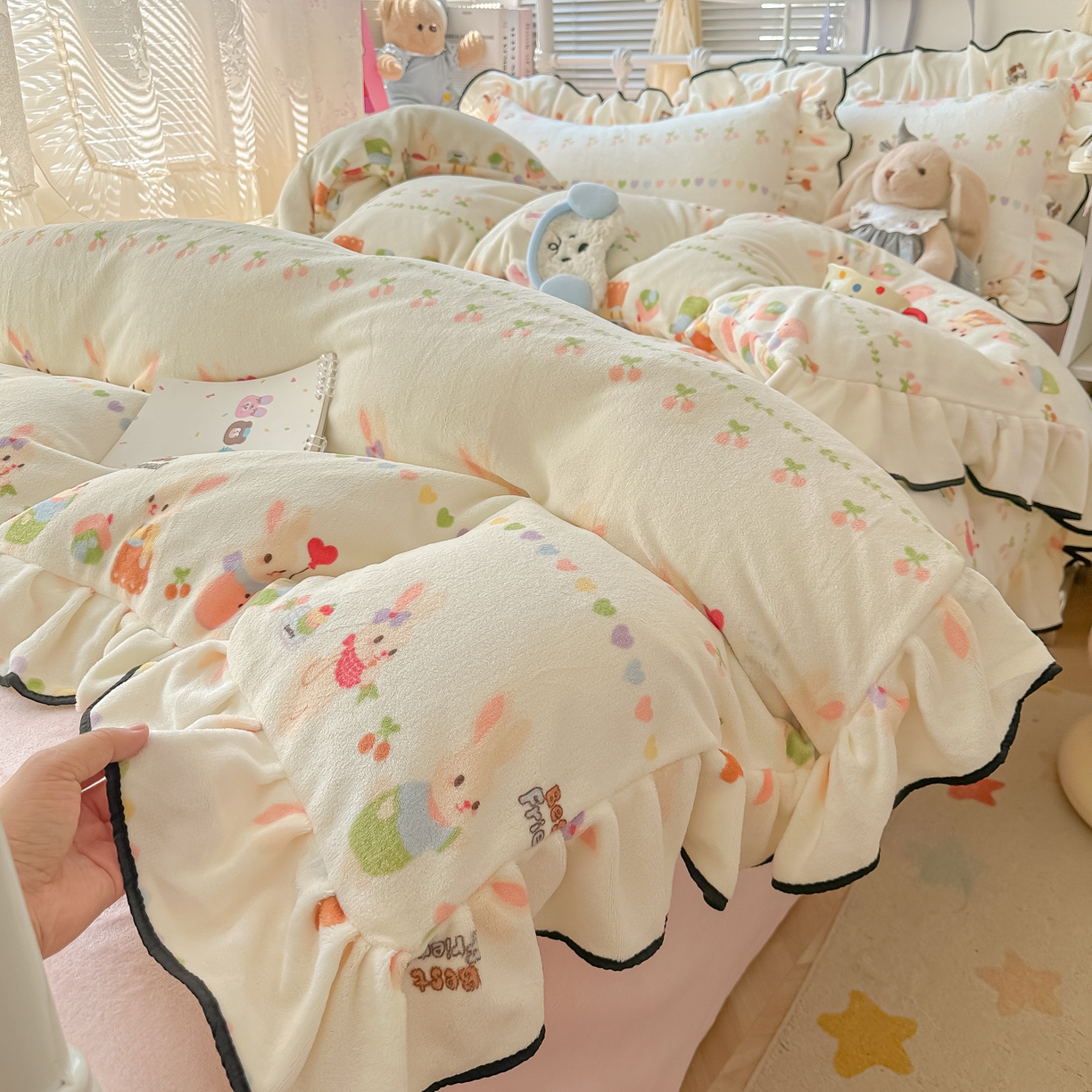 91家纺网 家纺一手货源 找家纺 韩都家居 2025新款亲肤舒适韩版温暖牛奶绒四件套-花边款 游园会