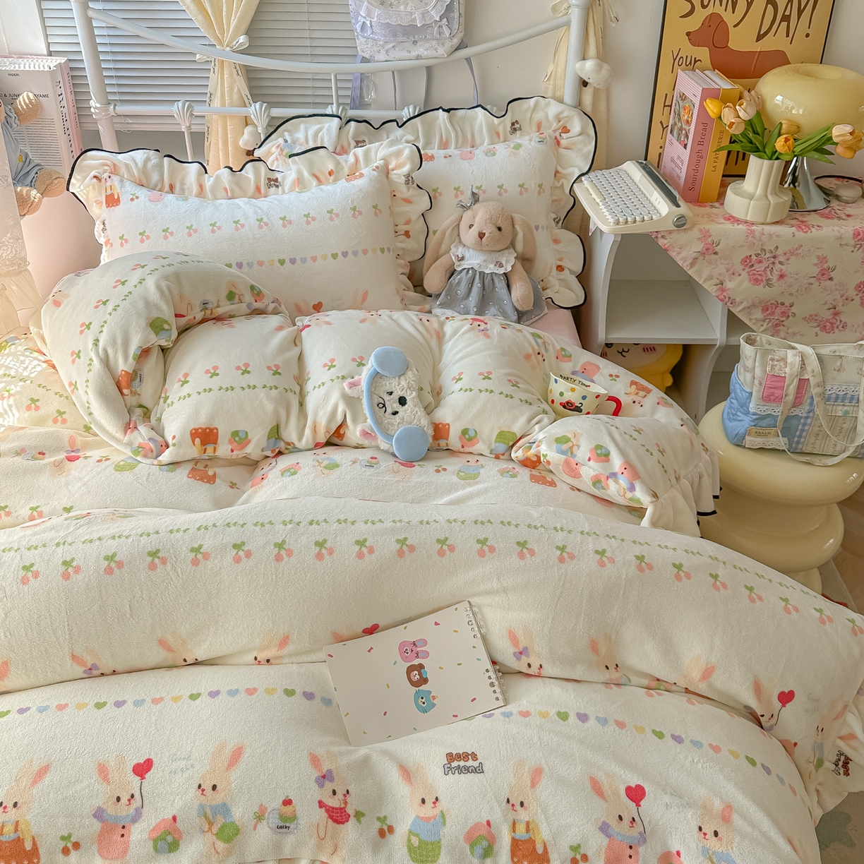 91家纺网 家纺一手货源 找家纺 韩都家居 2025新款亲肤舒适韩版温暖牛奶绒四件套-花边款 游园会