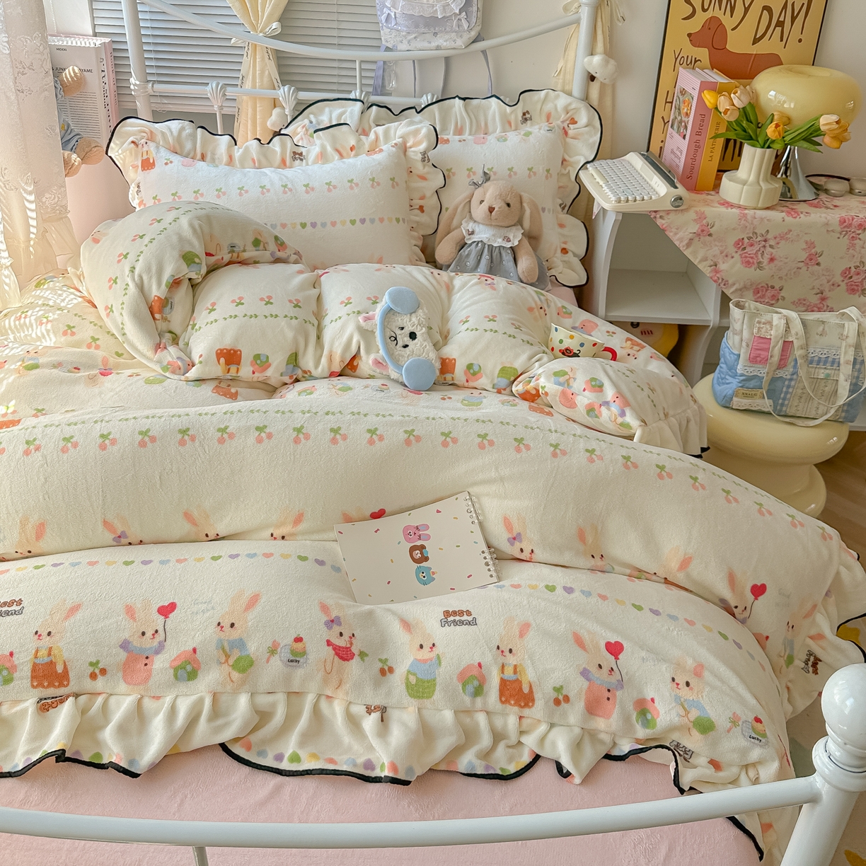 91家纺网 家纺一手货源 找家纺 韩都家居 2025新款亲肤舒适韩版温暖牛奶绒四件套-花边款 游园会