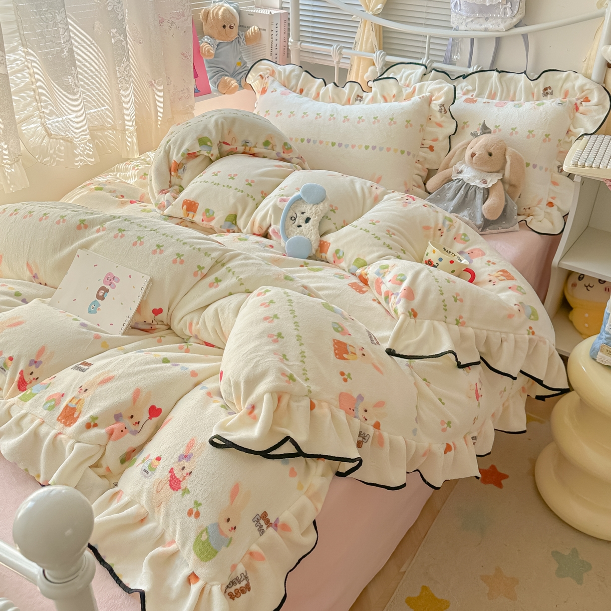 91家纺网 家纺一手货源 找家纺 韩都家居 2025新款亲肤舒适韩版温暖牛奶绒四件套-花边款 游园会