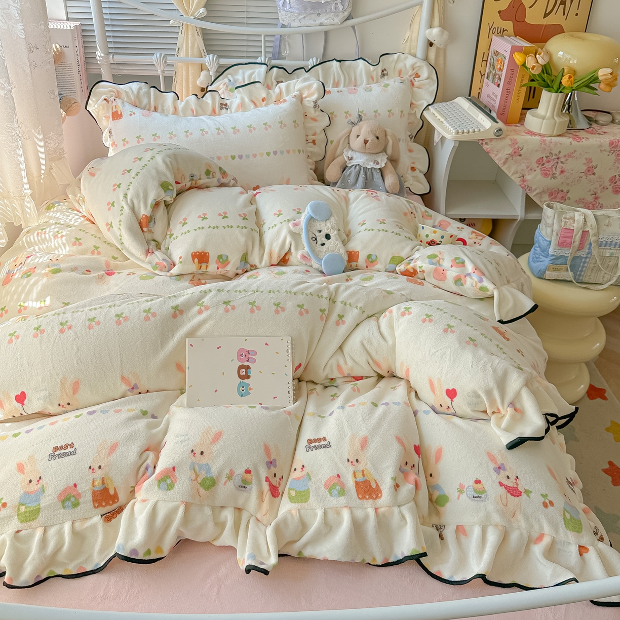 91家纺网 家纺一手货源 找家纺 韩都家居 2025新款亲肤舒适韩版温暖牛奶绒四件套-花边款 游园会