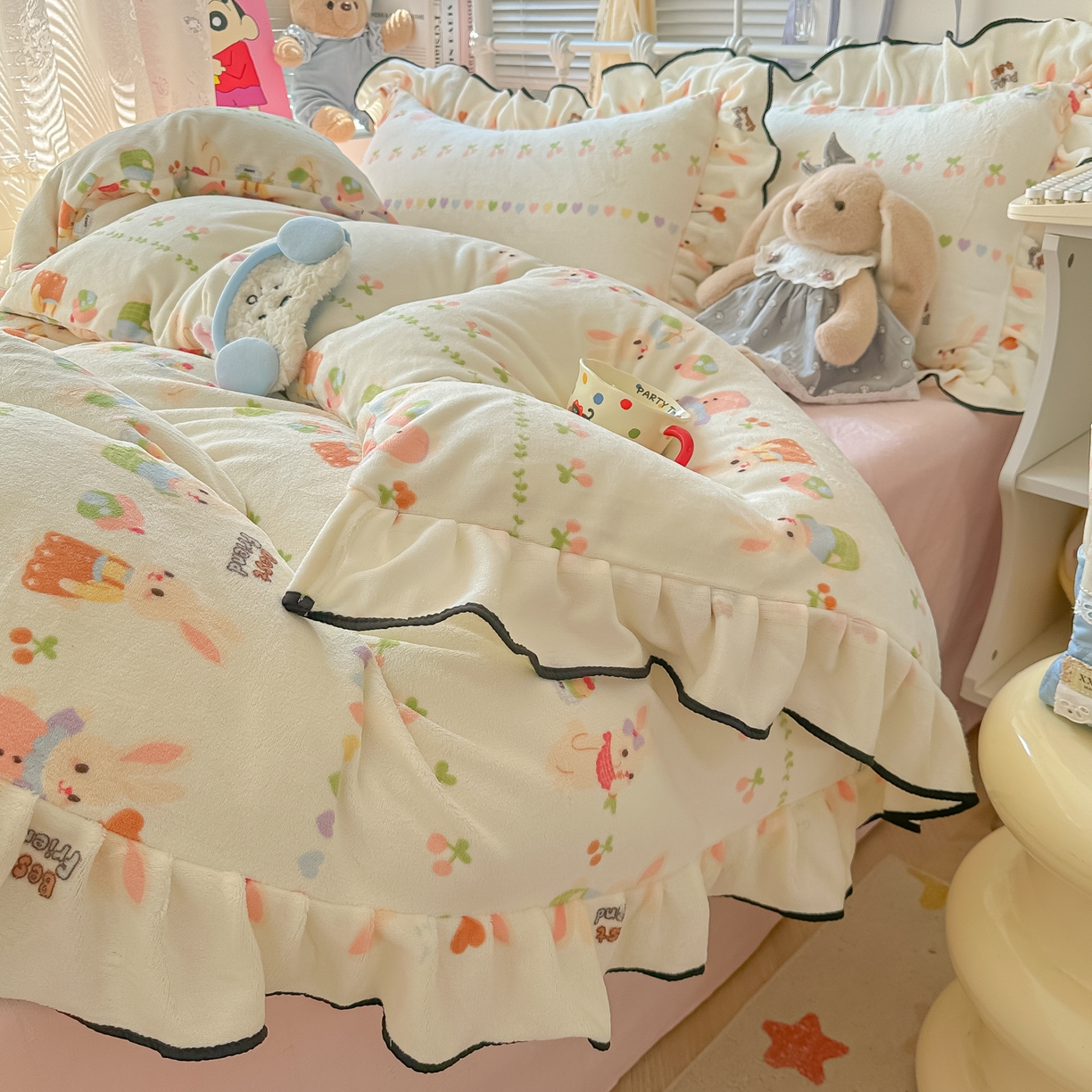 91家纺网 家纺一手货源 找家纺 韩都家居 2025新款亲肤舒适韩版温暖牛奶绒四件套-花边款 游园会