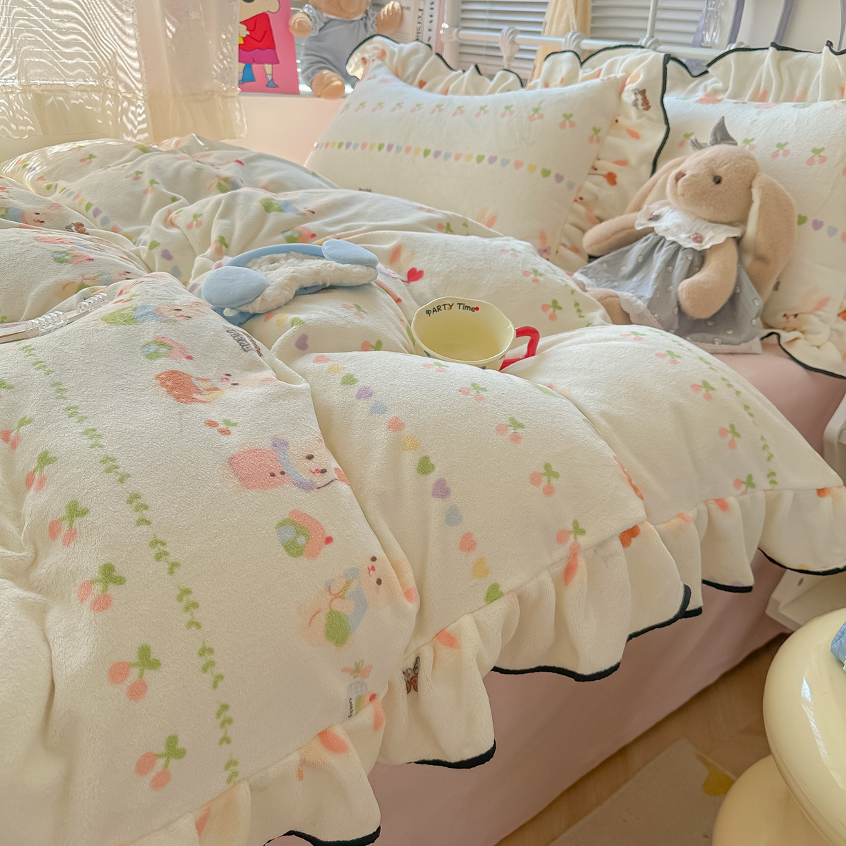 91家纺网 家纺一手货源 找家纺 韩都家居 2025新款亲肤舒适韩版温暖牛奶绒四件套-花边款 游园会