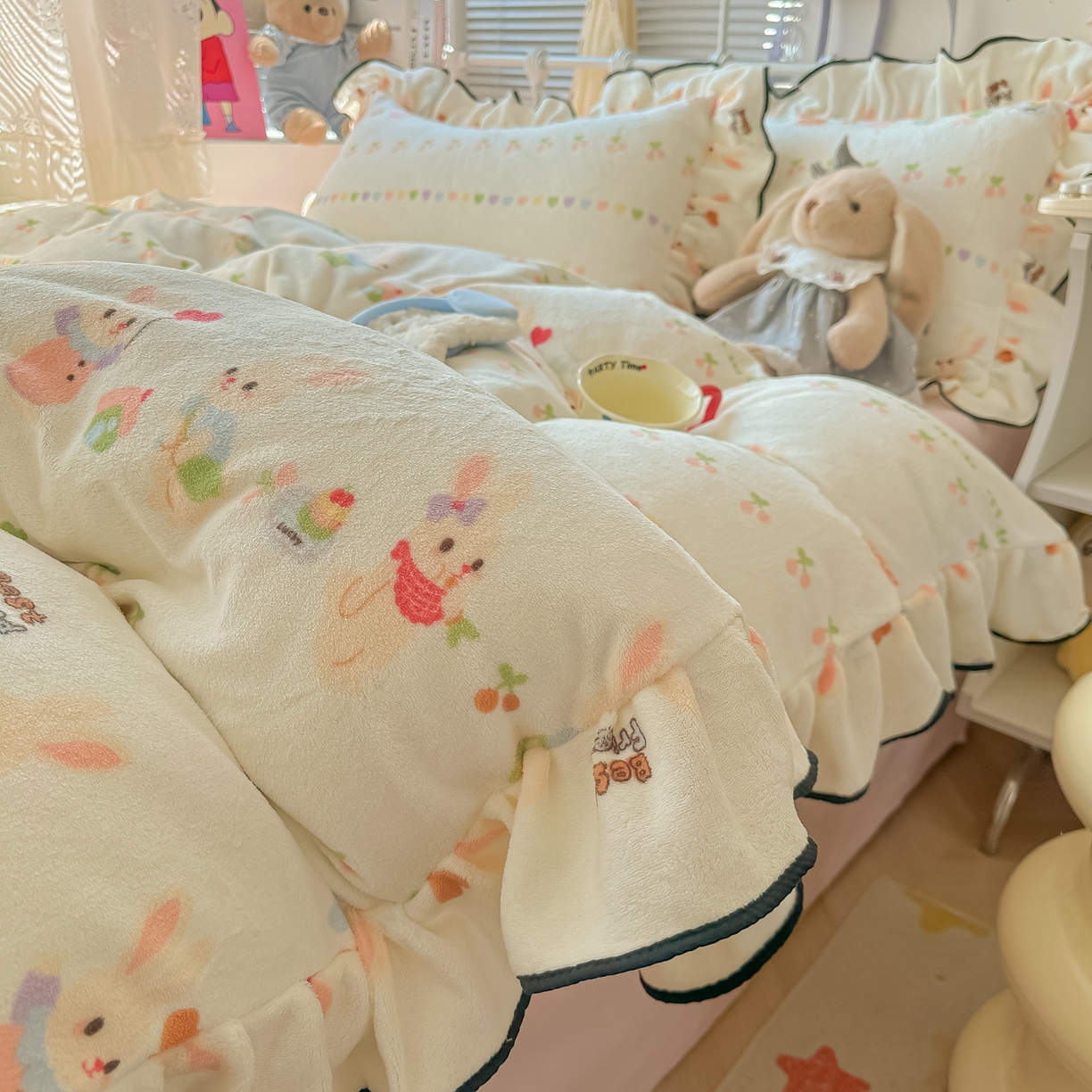 91家纺网 家纺一手货源 找家纺 韩都家居 2025新款亲肤舒适韩版温暖牛奶绒四件套-花边款 游园会