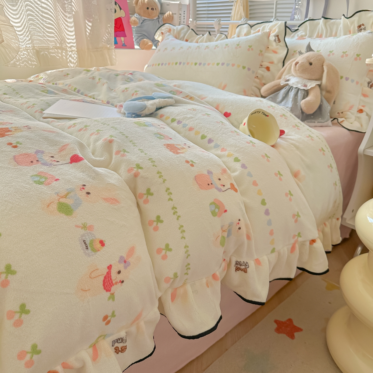 91家纺网 家纺一手货源 找家纺 韩都家居 2025新款亲肤舒适韩版温暖牛奶绒四件套-花边款 游园会