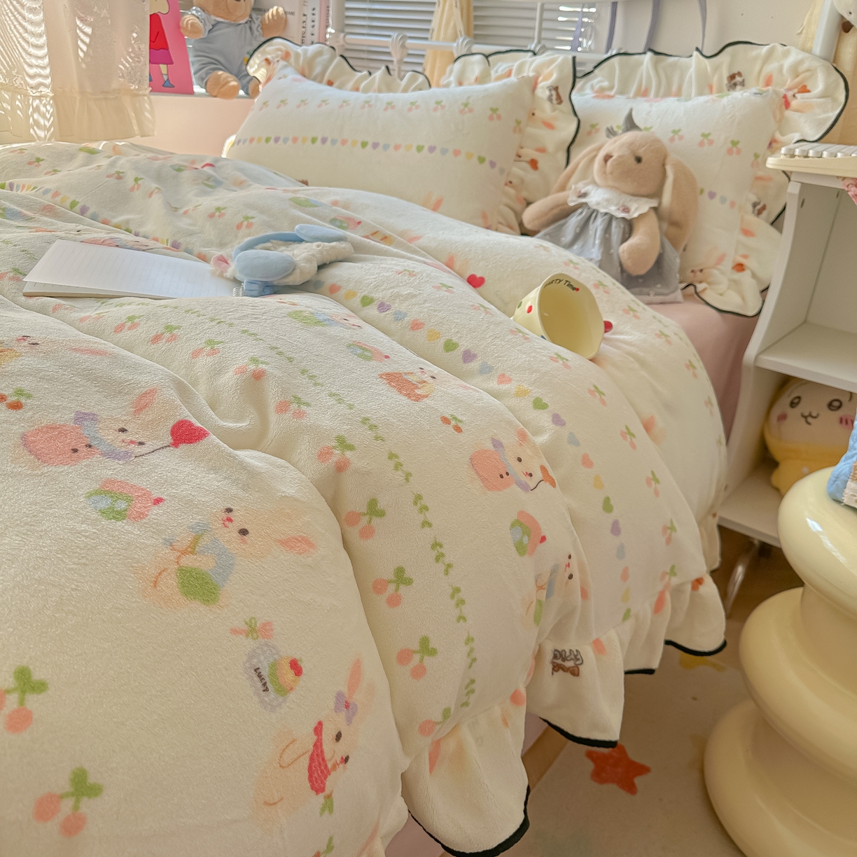 91家纺网 家纺一手货源 找家纺 韩都家居 2025新款亲肤舒适韩版温暖牛奶绒四件套-花边款 游园会