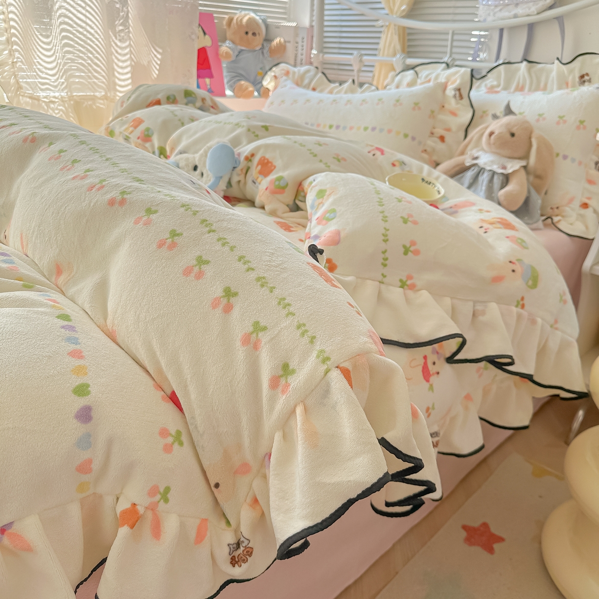 91家纺网 家纺一手货源 找家纺 韩都家居 2025新款亲肤舒适韩版温暖牛奶绒四件套-花边款 游园会