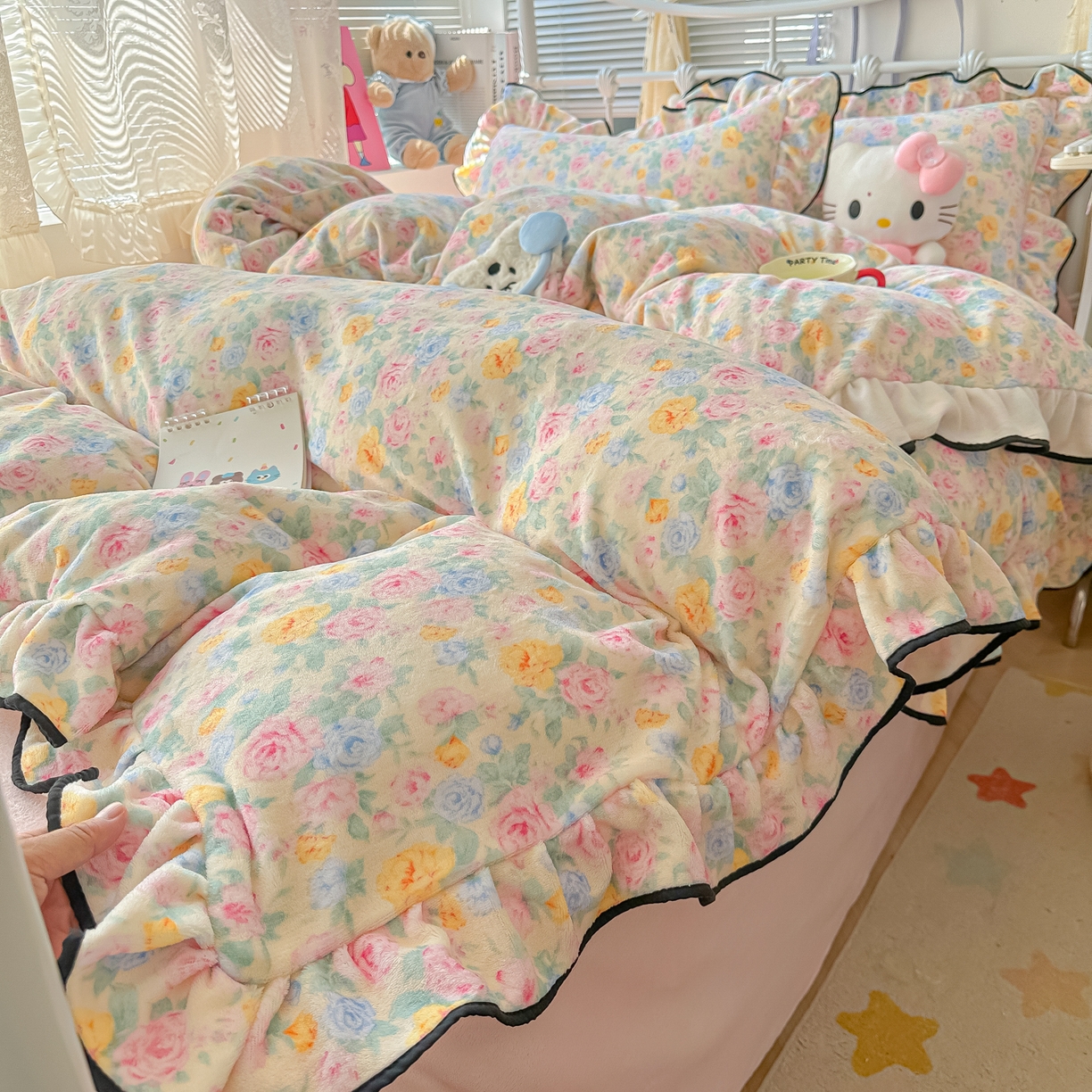 91家纺网 家纺一手货源 找家纺 韩都家居 2025新款亲肤舒适韩版温暖牛奶绒四件套-花边款 韵彩