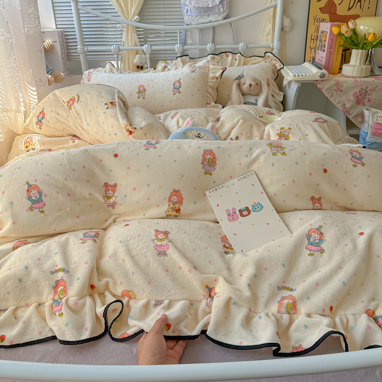 91家纺网 家纺一手货源 找家纺 韩都家居 2025新款亲肤舒适韩版温暖牛奶绒四件套-花边款 灿烂时光