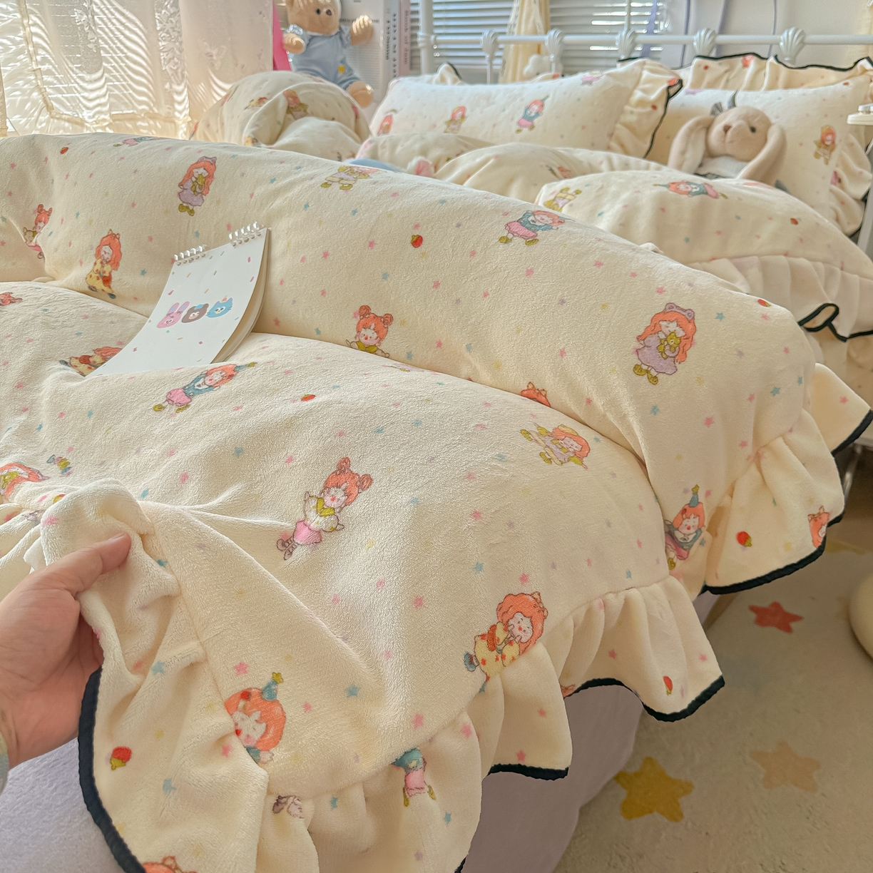 91家纺网 家纺一手货源 找家纺 韩都家居 2025新款亲肤舒适韩版温暖牛奶绒四件套-花边款 灿烂时光