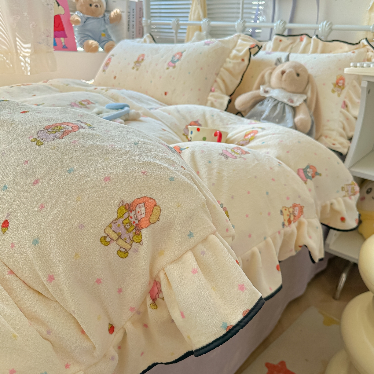 91家纺网 家纺一手货源 找家纺 韩都家居 2025新款亲肤舒适韩版温暖牛奶绒四件套-花边款 灿烂时光