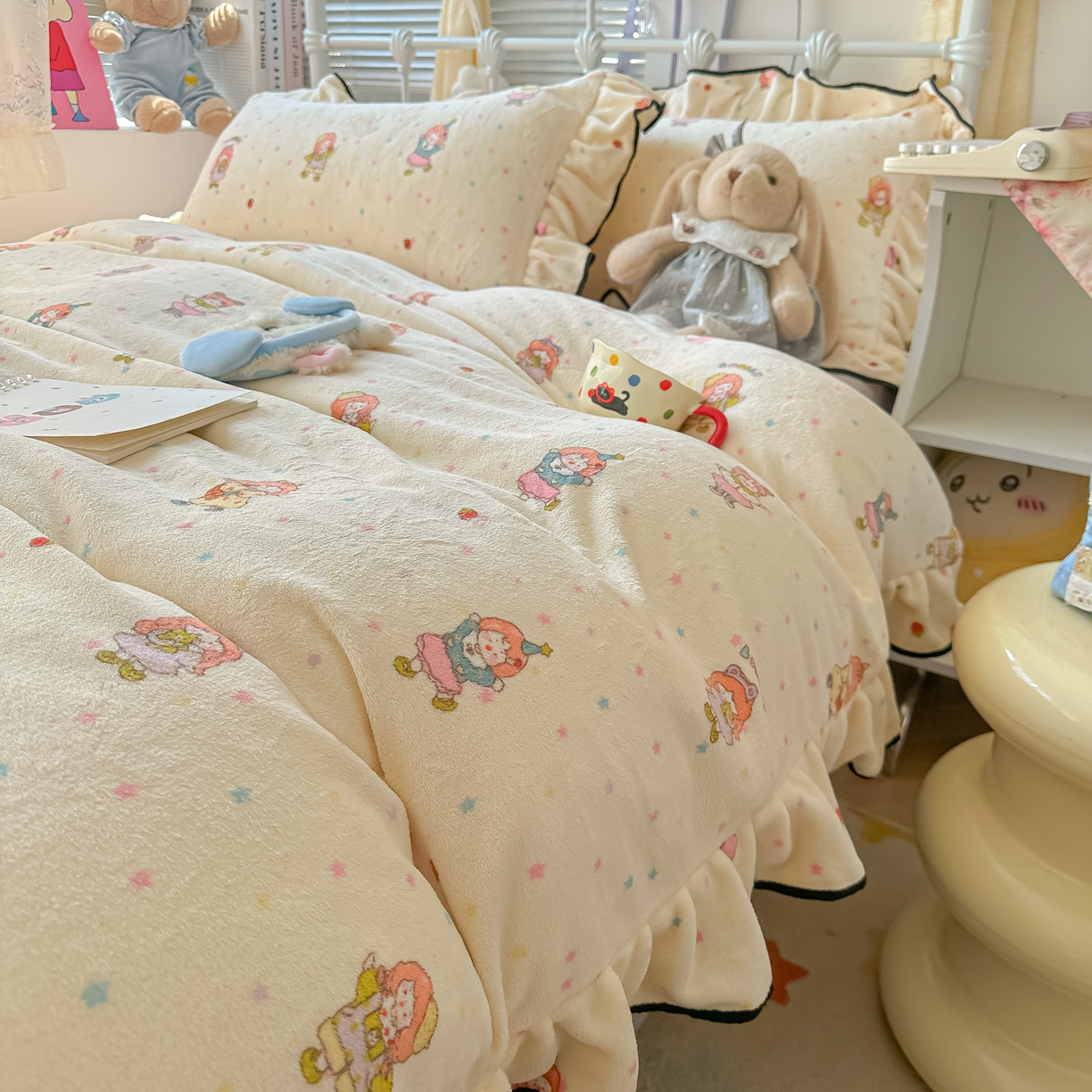 91家纺网 家纺一手货源 找家纺 韩都家居 2025新款亲肤舒适韩版温暖牛奶绒四件套-花边款 灿烂时光