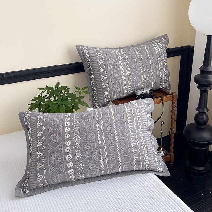 91家纺网 家纺一手货源 找家纺 悦然毛巾被 2025新款四层纱全棉纱布枕套 米亚灰