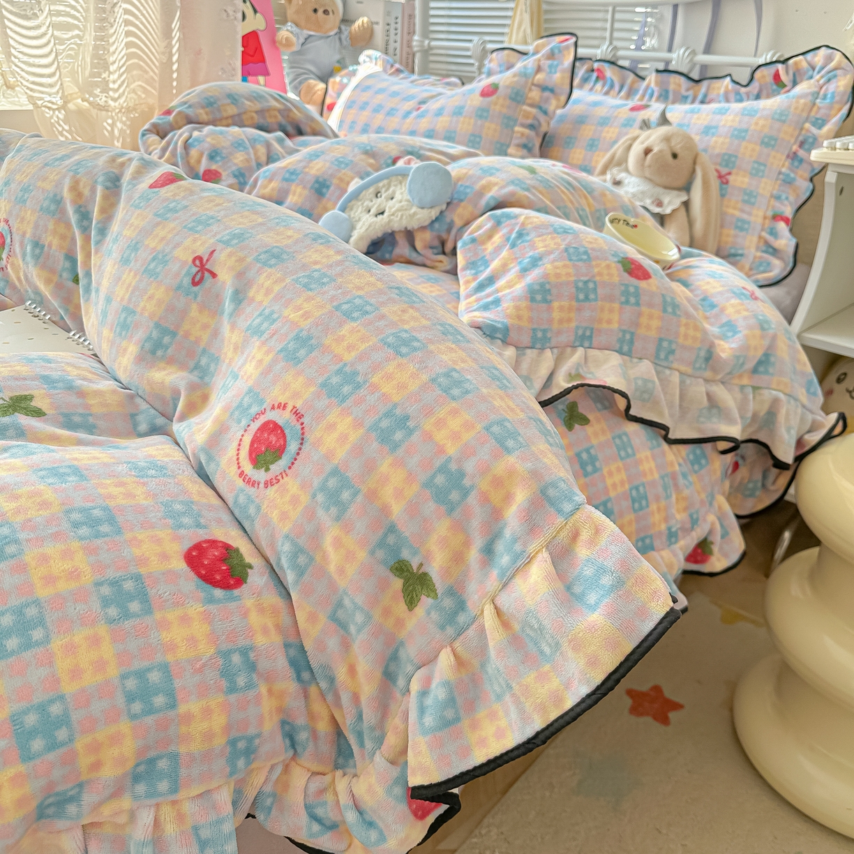 91家纺网 家纺一手货源 找家纺 韩都家居 2025新款亲肤舒适韩版温暖牛奶绒四件套-花边款 奶油草莓