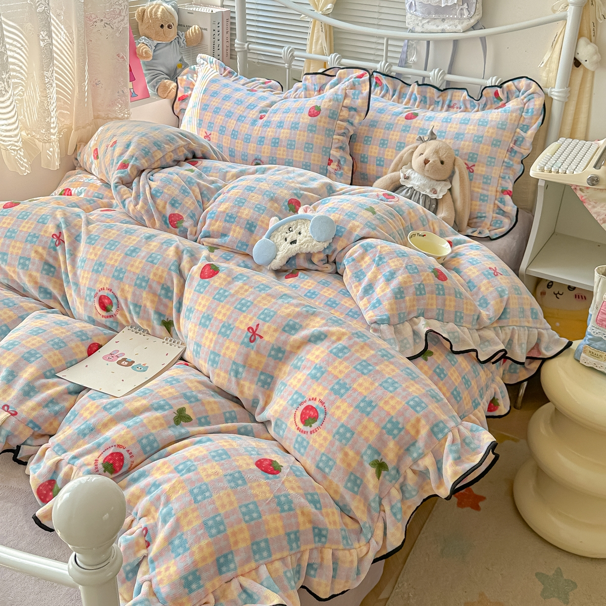 91家纺网 家纺一手货源 找家纺 韩都家居 2025新款亲肤舒适韩版温暖牛奶绒四件套-花边款 奶油草莓