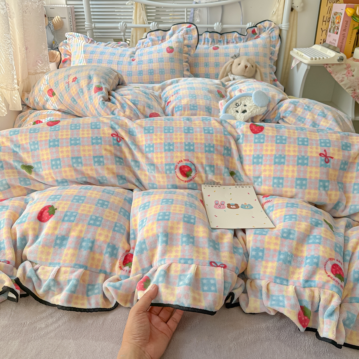 91家纺网 家纺一手货源 找家纺 韩都家居 2025新款亲肤舒适韩版温暖牛奶绒四件套-花边款 奶油草莓