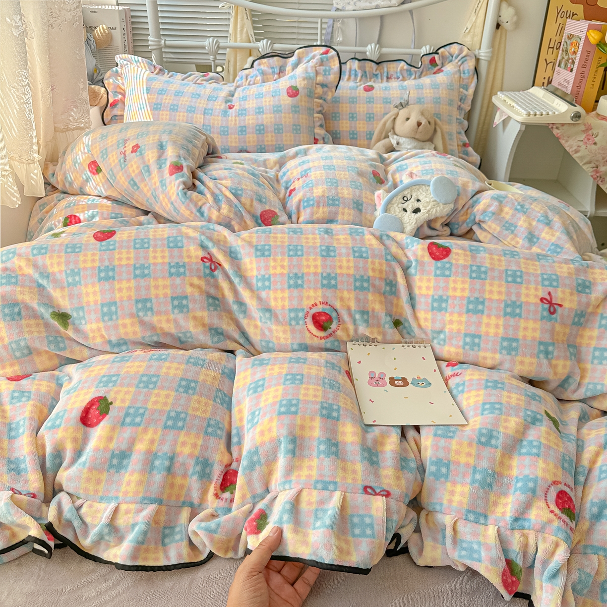 91家纺网 家纺一手货源 找家纺 韩都家居 2025新款亲肤舒适韩版温暖牛奶绒四件套-花边款 奶油草莓