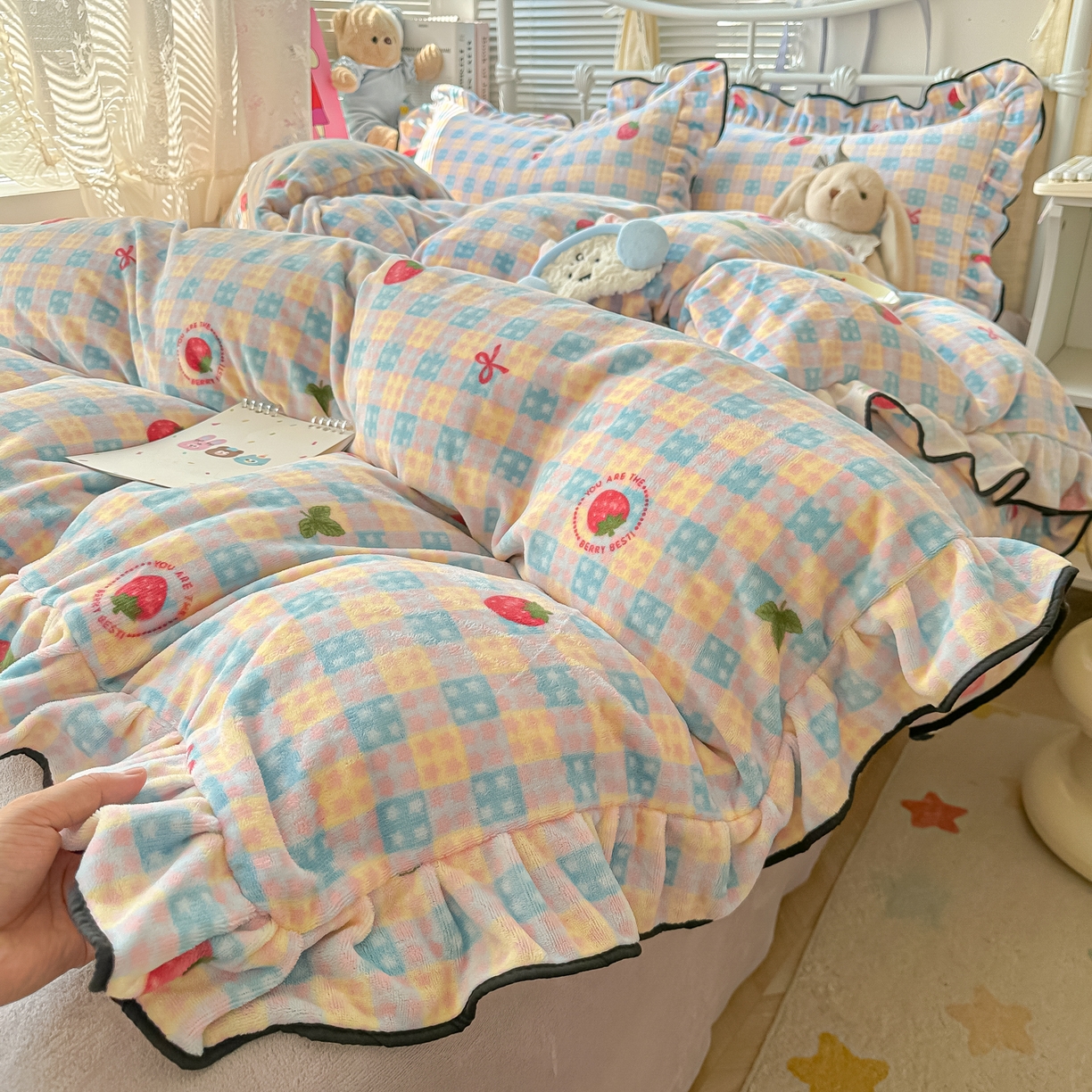 91家纺网 家纺一手货源 找家纺 韩都家居 2025新款亲肤舒适韩版温暖牛奶绒四件套-花边款 奶油草莓