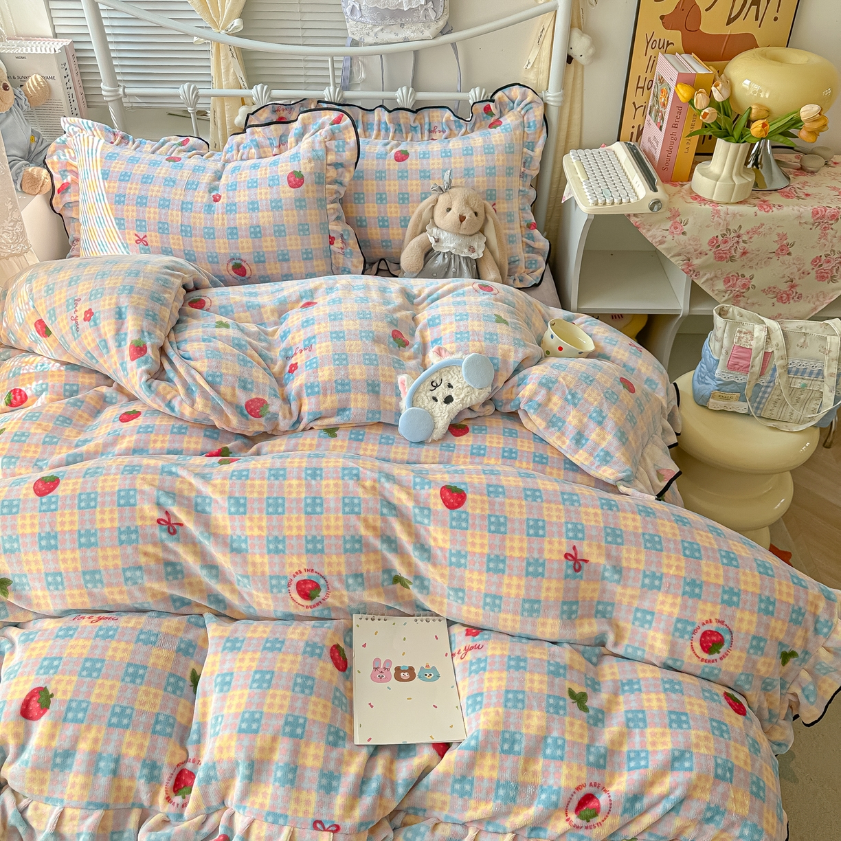 91家纺网 家纺一手货源 找家纺 韩都家居 2025新款亲肤舒适韩版温暖牛奶绒四件套-花边款 奶油草莓