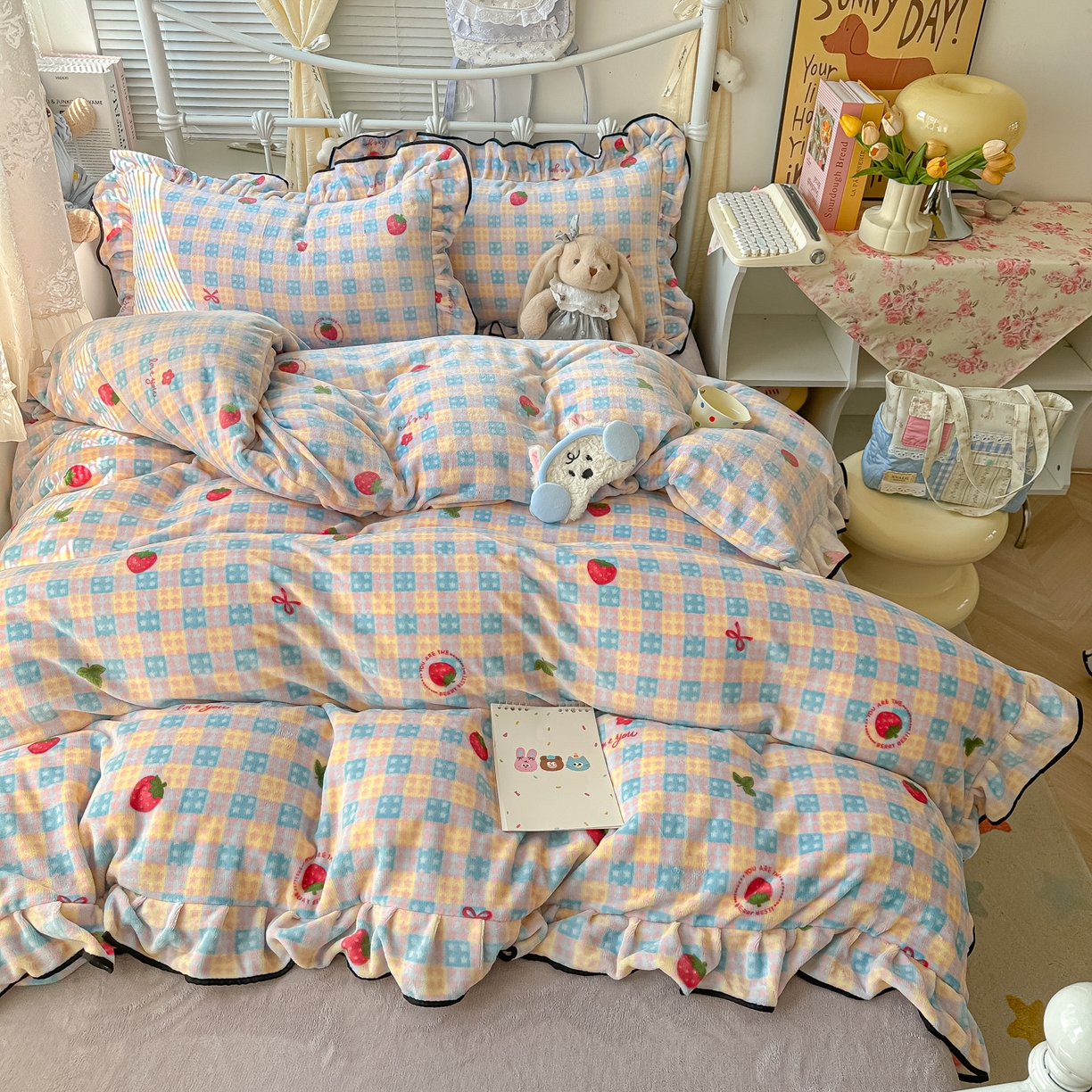 91家纺网 家纺一手货源 找家纺 韩都家居 2025新款亲肤舒适韩版温暖牛奶绒四件套-花边款 奶油草莓